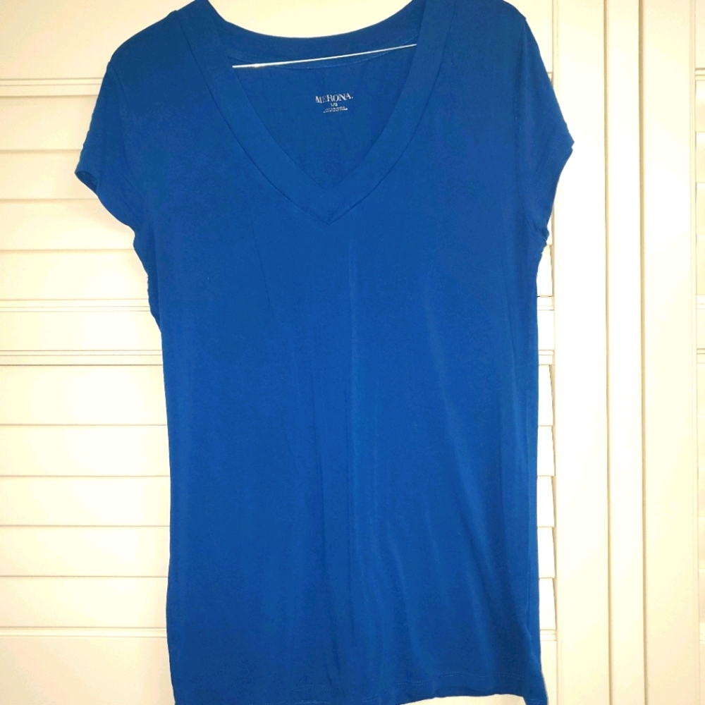 Women's short sleeve v-neck tee